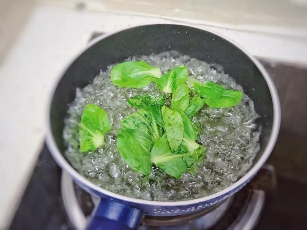 将菜叶冲洗干净后，放入开水中焯熟捞出备用。