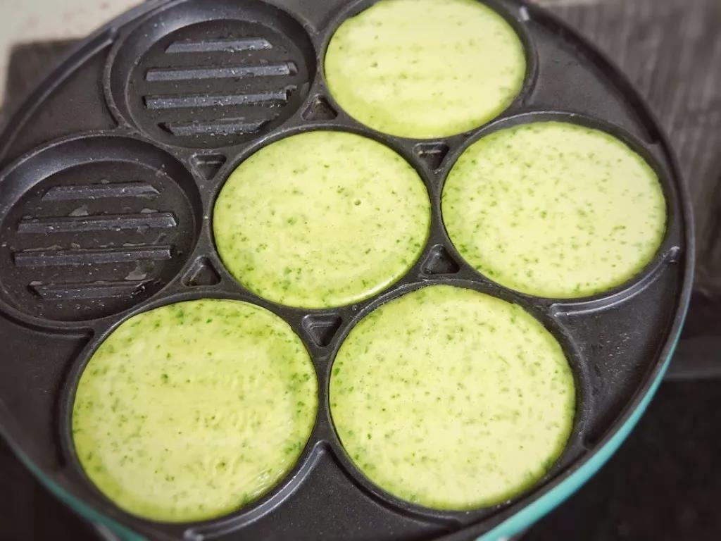 舀入面糊，全程小火，饼周围凝固有小气泡的时候翻面。