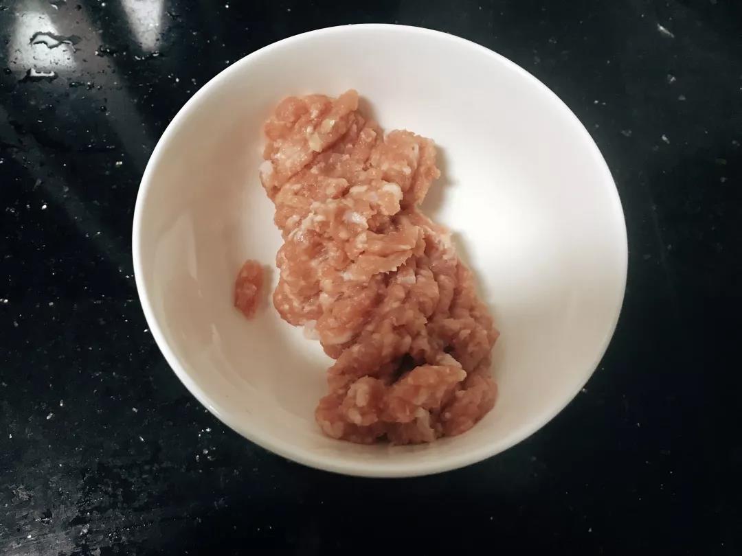 猪肉剁成泥。