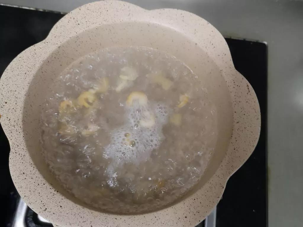 干贝和海米煮几分钟，时间充裕可提前泡发。