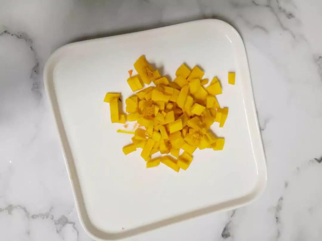 南瓜切丁。