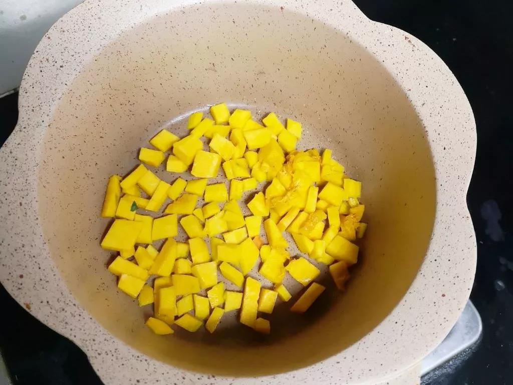  锅内放少许油，将南瓜放入锅内炒出香味。