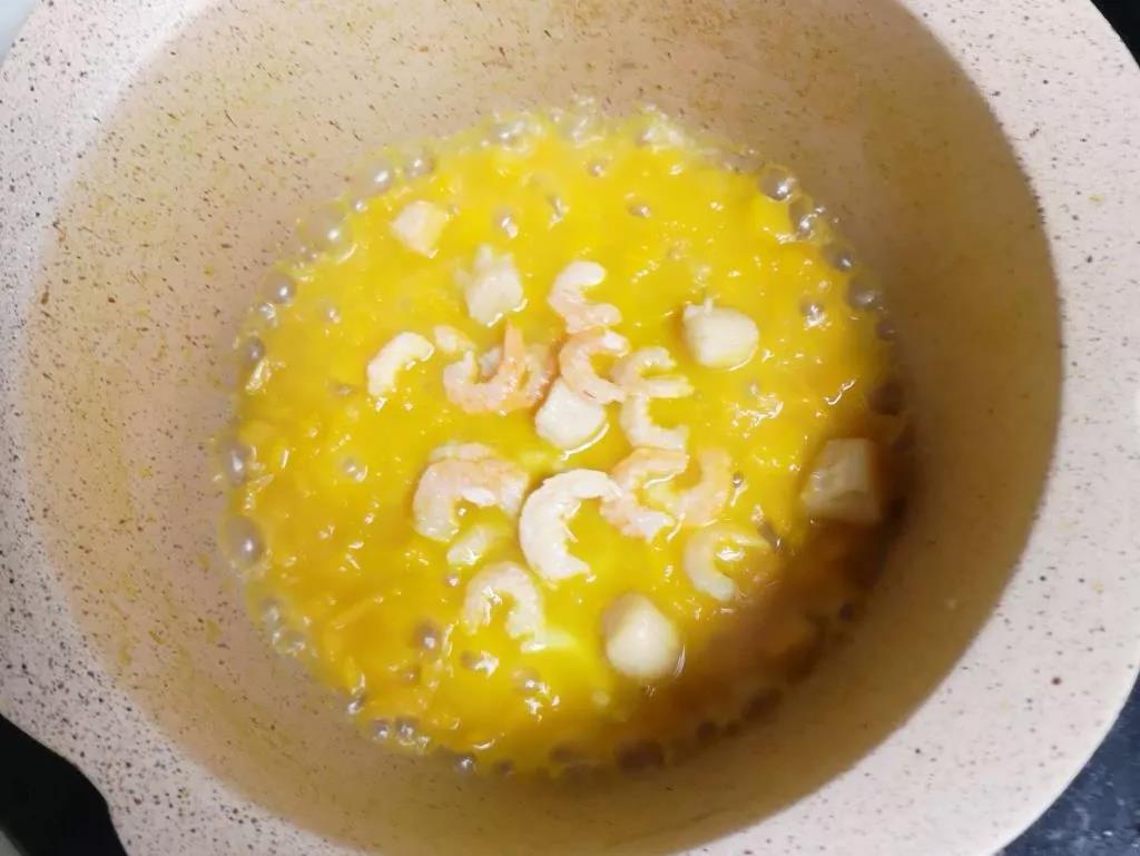 加入干贝海米翻炒。