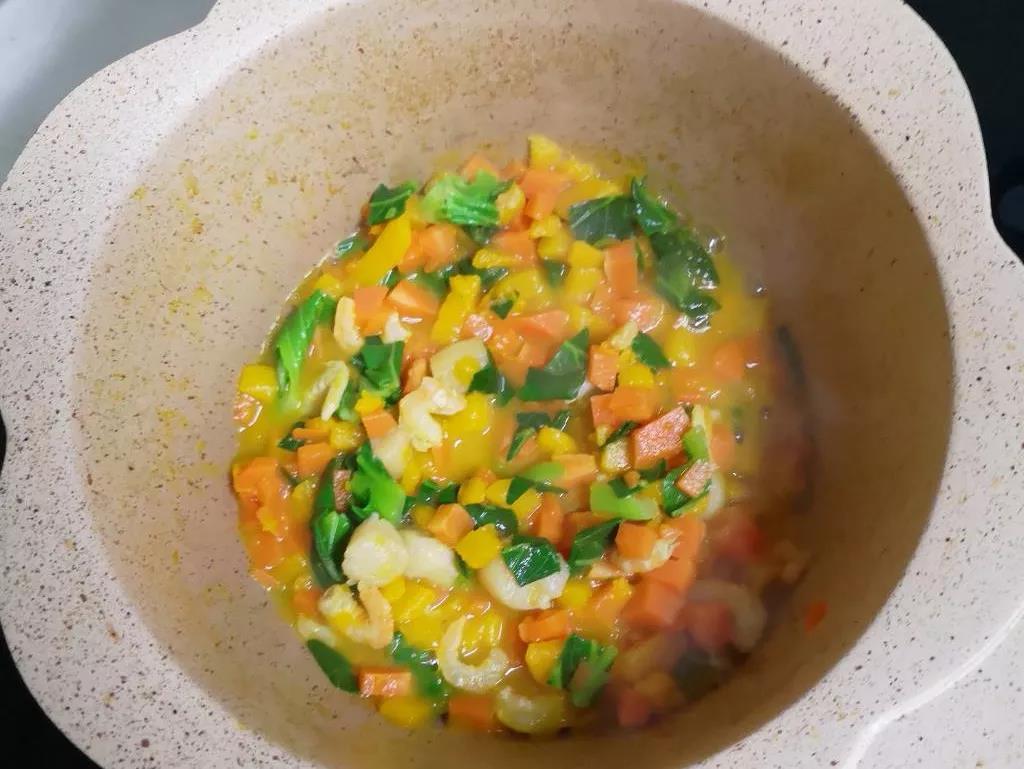 加入蔬菜丁翻炒一分钟。