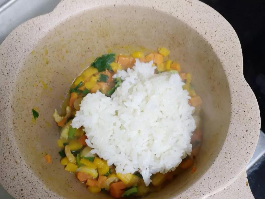 倒入米饭，翻炒一两分钟。