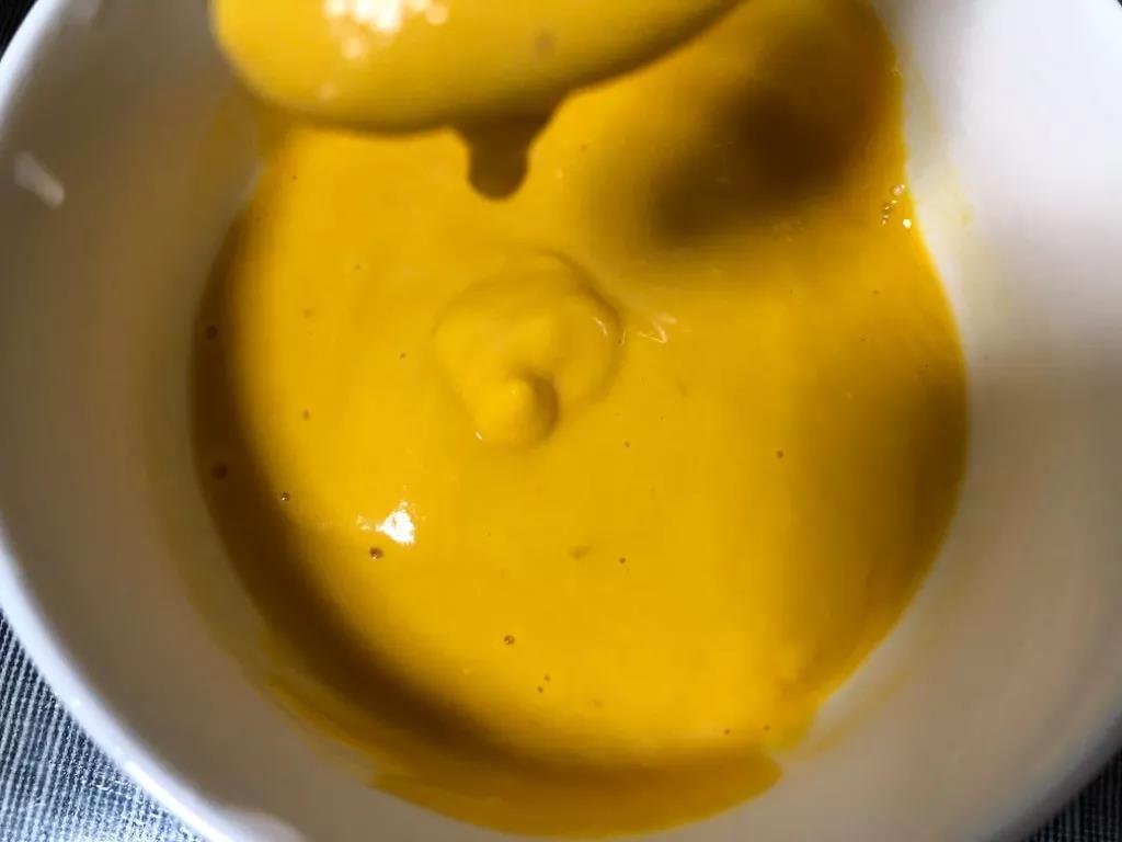 第2步：取60克南瓜，加水跟面粉放入料理机搅打均匀成可流动状。