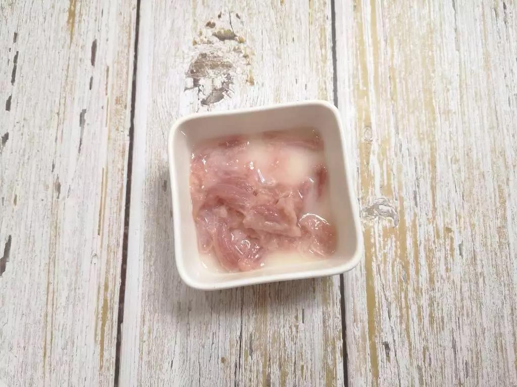 第3步：瘦肉切丝加入水淀粉腌制。