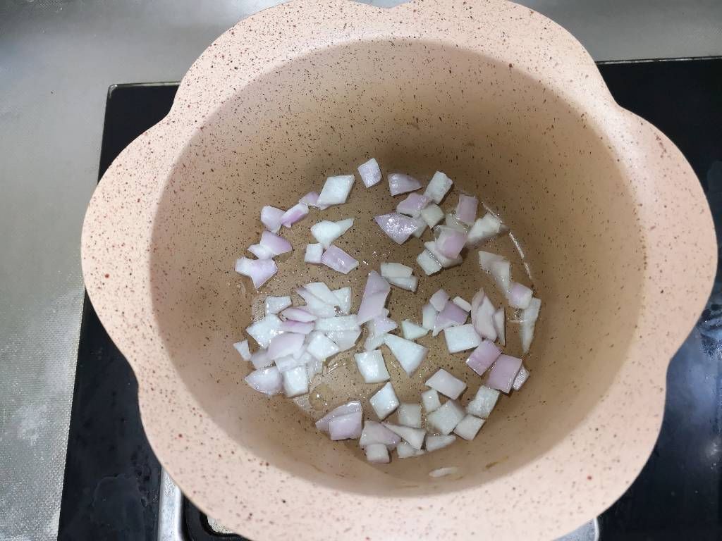 第6步：小火加入少许油放入洋葱炒软。