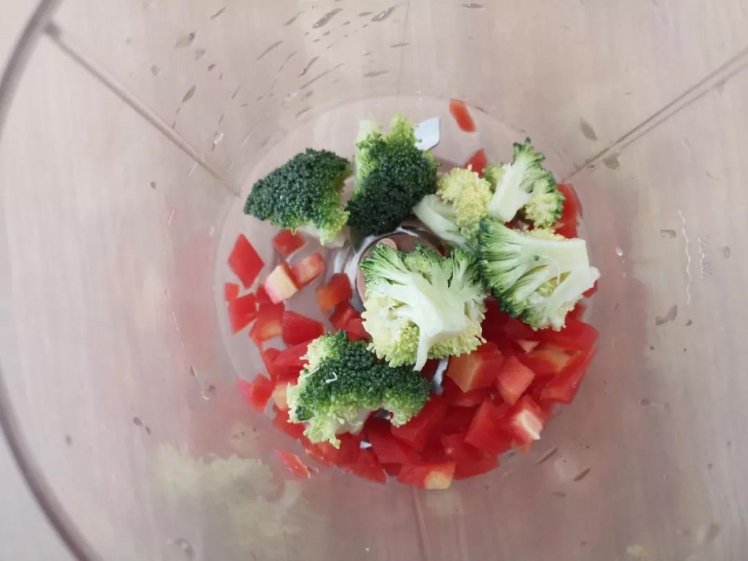 第3步： 胡萝卜和西兰花一起放入搅拌机打碎。