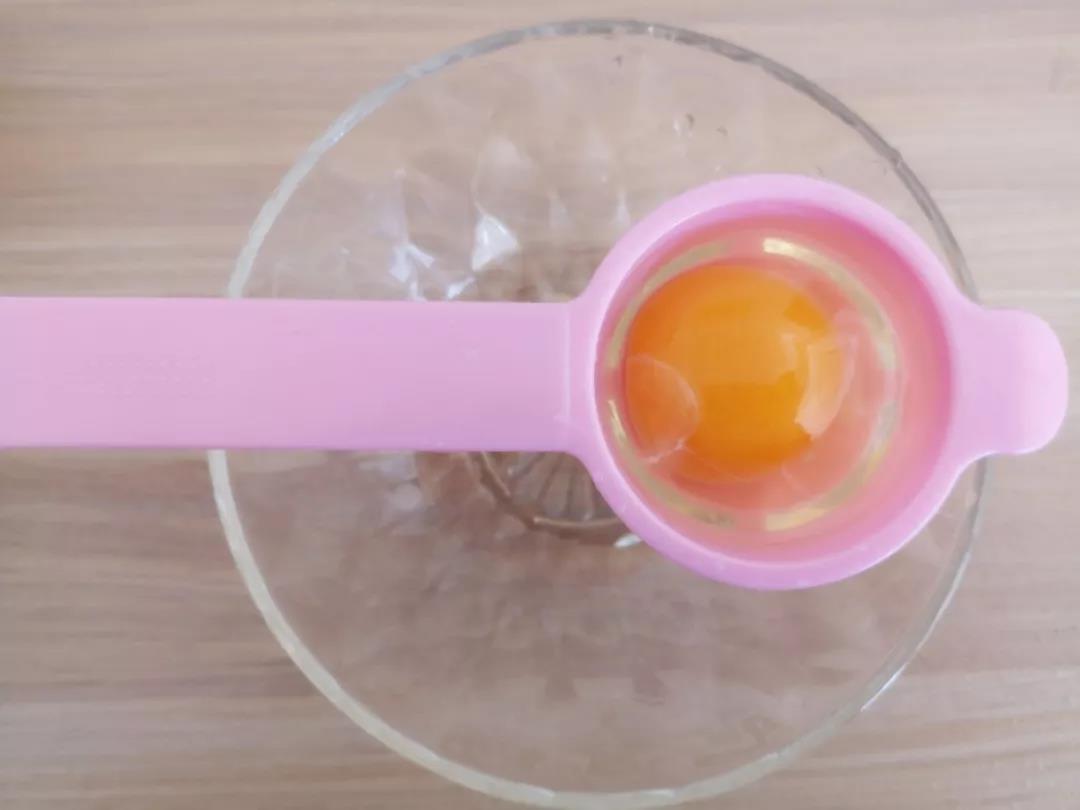 第4步：将鸡蛋分离，放蛋清的碗需要无油无水。
