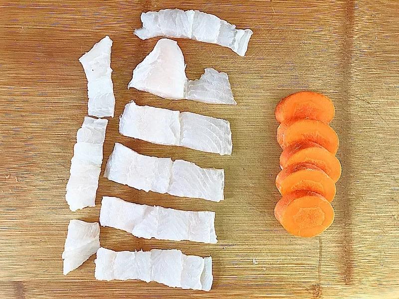 龙利鱼切段、胡萝卜去皮切片。