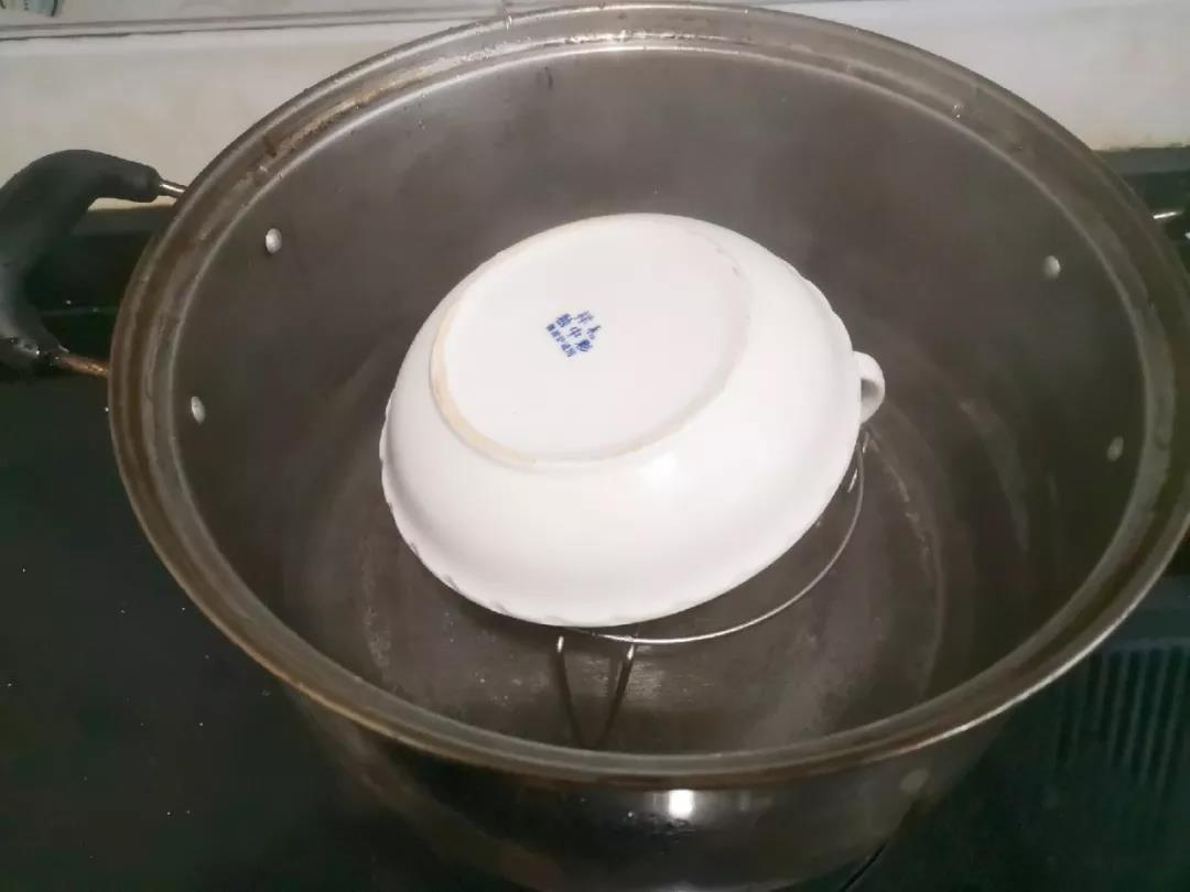 碗上倒扣一个碟子放入锅里，大火蒸10分钟即可。