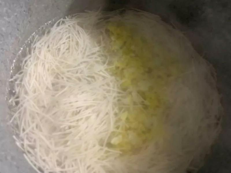 面条中加入娃娃菜烧开。