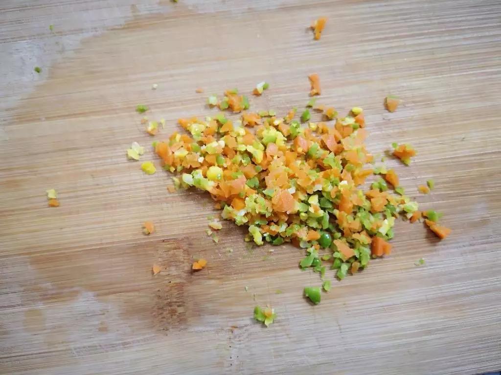 将蔬菜粒切碎一点。