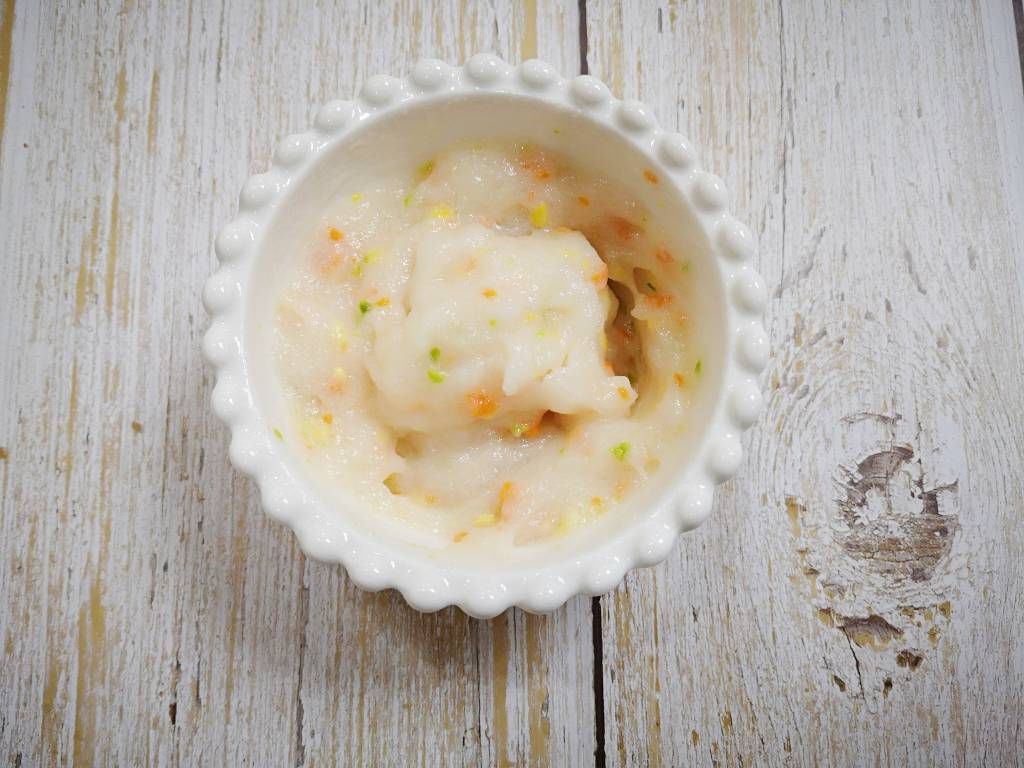 将蔬菜跟鱼泥搅拌均匀。