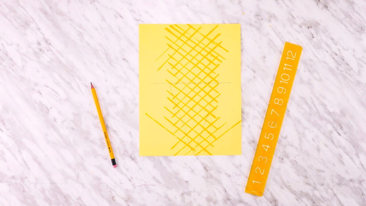 步骤3：在冰淇淋蛋筒上制作网格图案，请将冰棒棒浸入棕色颜料中，然后以纵横交错的方式将其印在您的彩纸上。干燥后，用尺子做一个大三角形并剪下来。