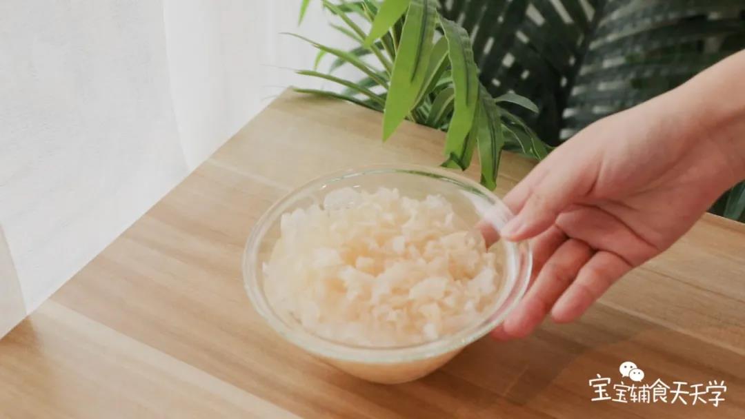 干银耳用清水泡发