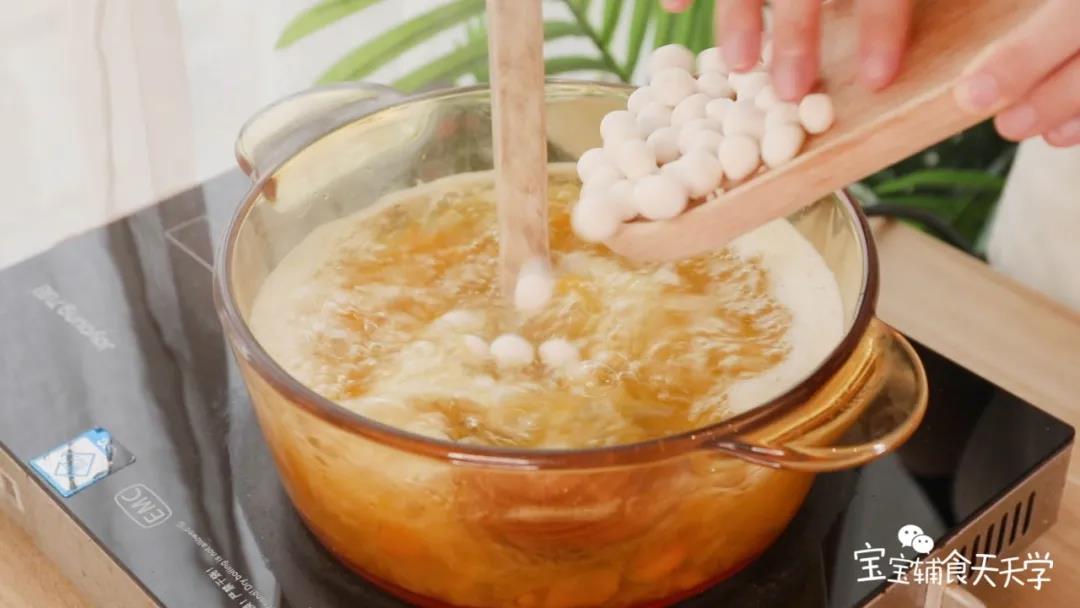 下入小丸子和冰糖，煮至糯米丸子全部浮起即可