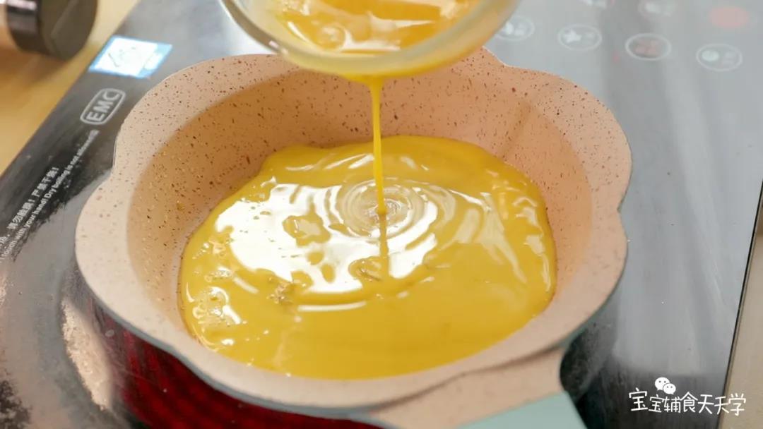 热锅，刷少量热炒油，倒入蛋黄淀粉液，煎成饼