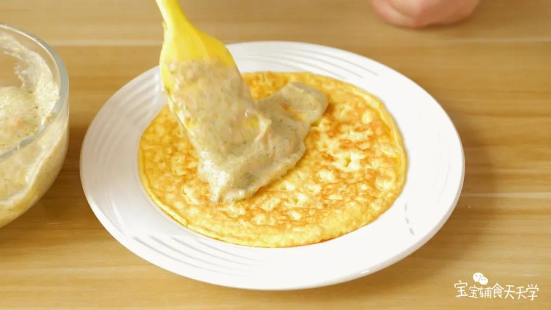 煎好的饼平铺，在一边铺上虾泥后对折成月亮状