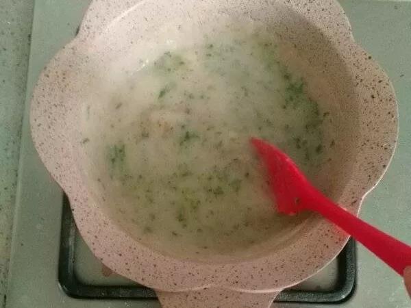 第7步：沸腾冒泡后加入蟹味菇、白菜、西兰花。