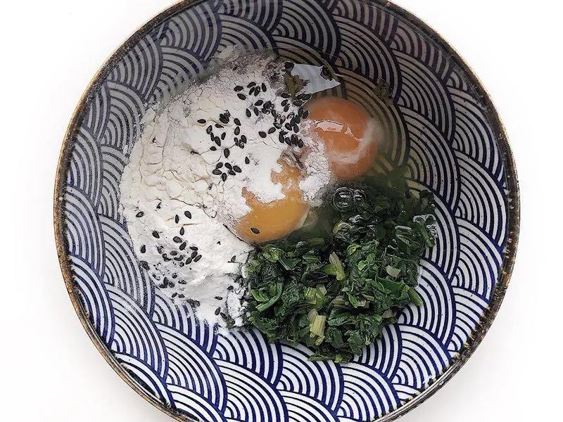 第2步：菠菜、鸡蛋和面粉混合。