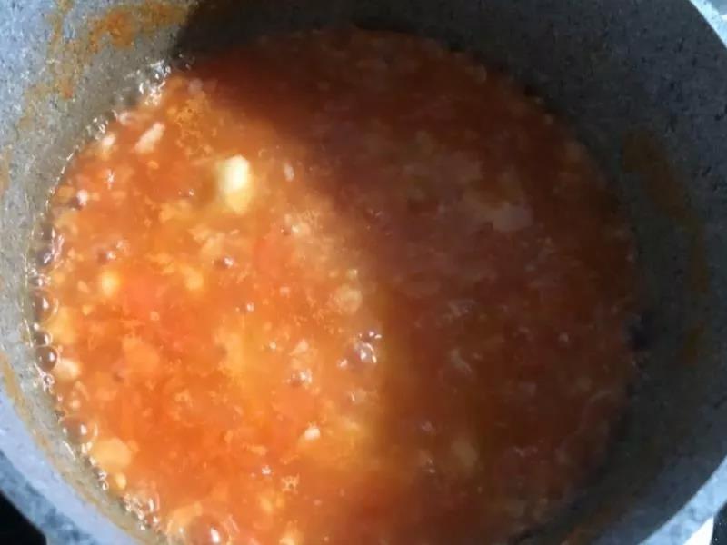 第7步：加适量的水， 水烧开后倒入面团，立即搅拌。