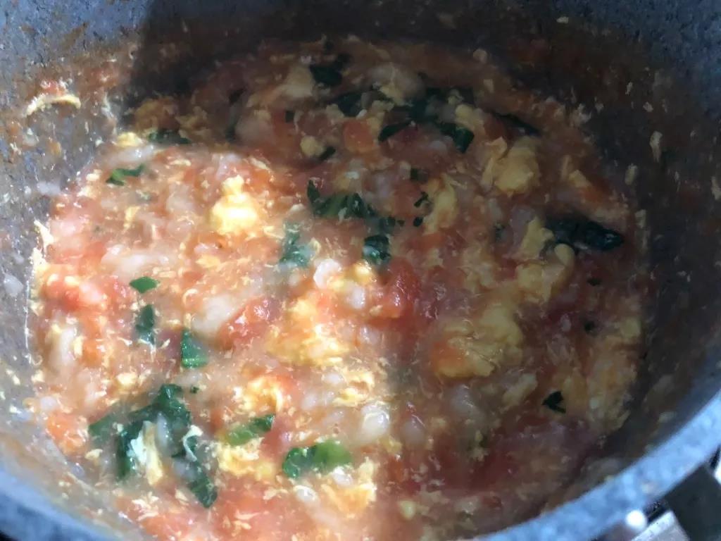 第9步：加入青菜叶搅拌均匀即可。