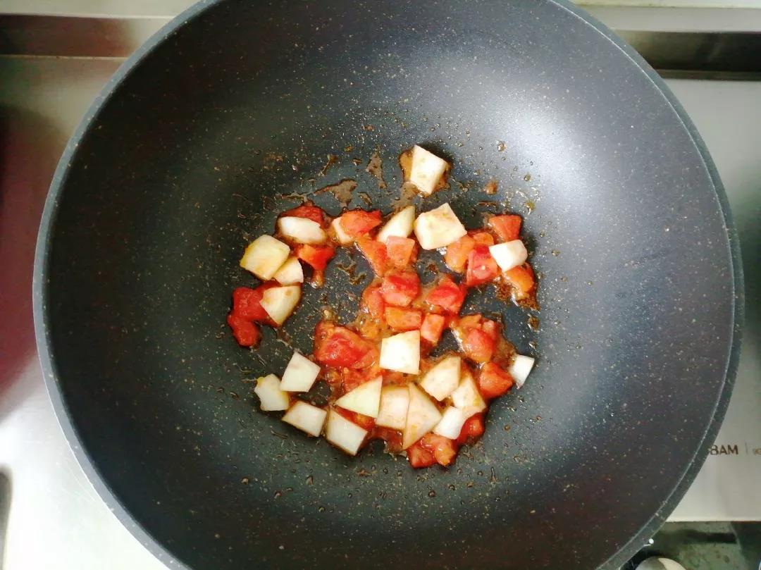 起锅热油，放入番茄块翻炒至软稠，加入冬瓜块继续翻炒。