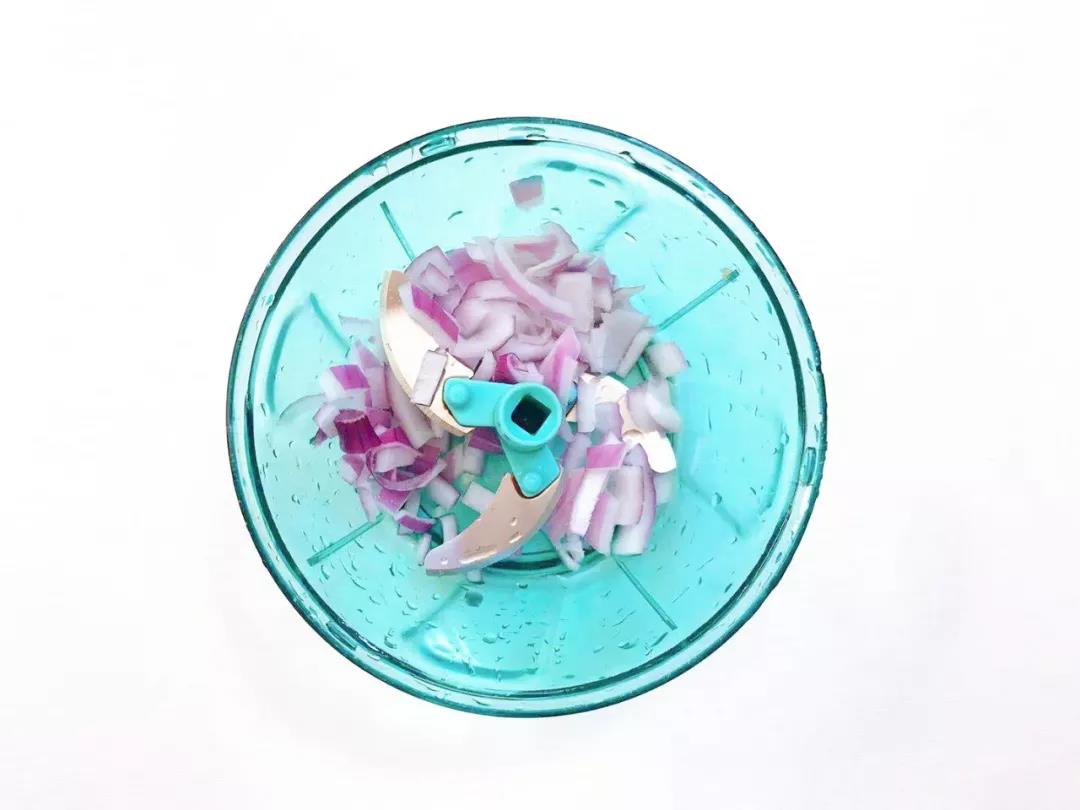 洋葱洗净切碎，先放入简易搅拌机。