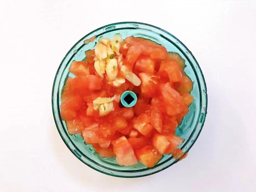 西红柿切碎，大蒜洗净拍碎，也一起放入搅拌机。