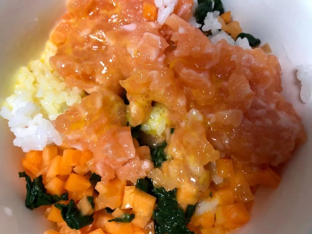 在米饭中加入所有食材并搅拌均匀。