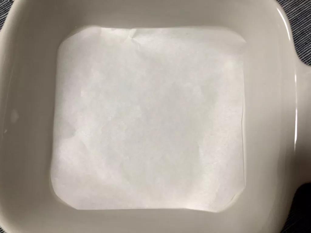 找一个模具，在底部铺上油纸方便脱模。