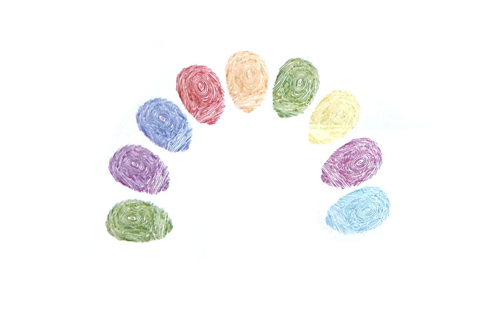 步骤1：印各种颜色的指印作开屏时的第一层羽毛。