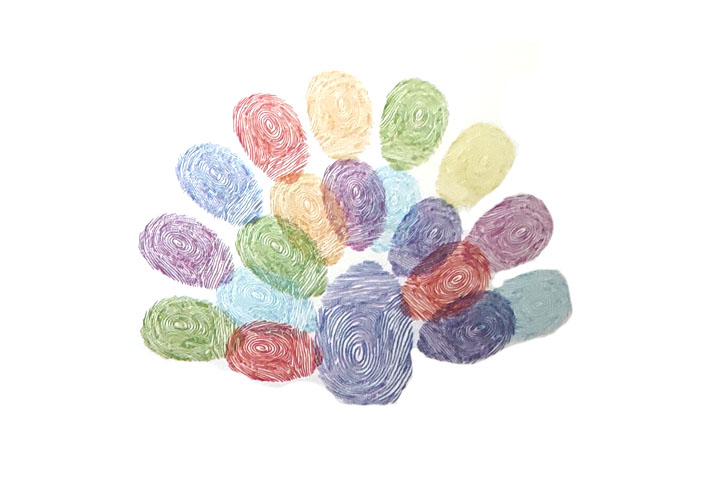 步骤2：用相同的方法印第二层羽毛，再印一个大的指印作身体。