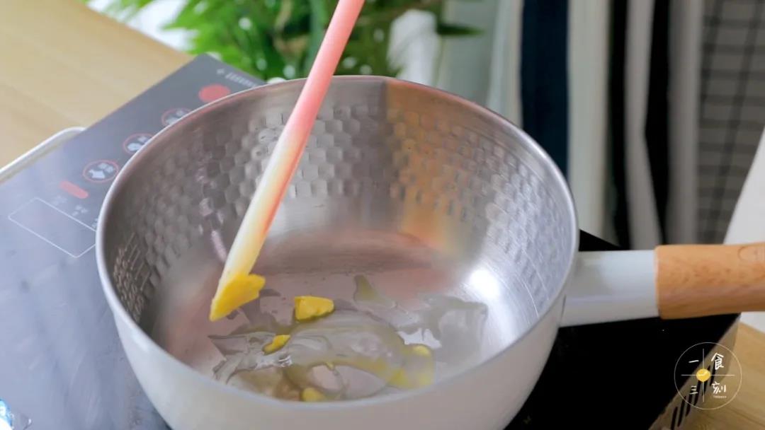 锅中把黄油融化