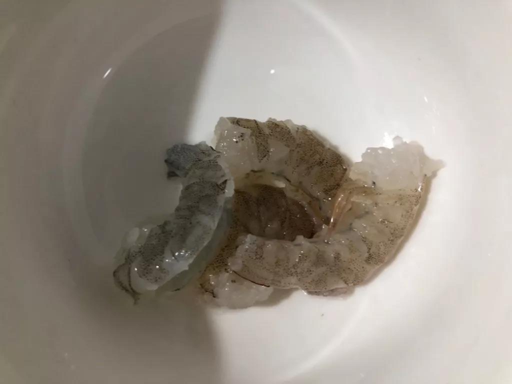 将虾洗净，去壳去头去虾线。