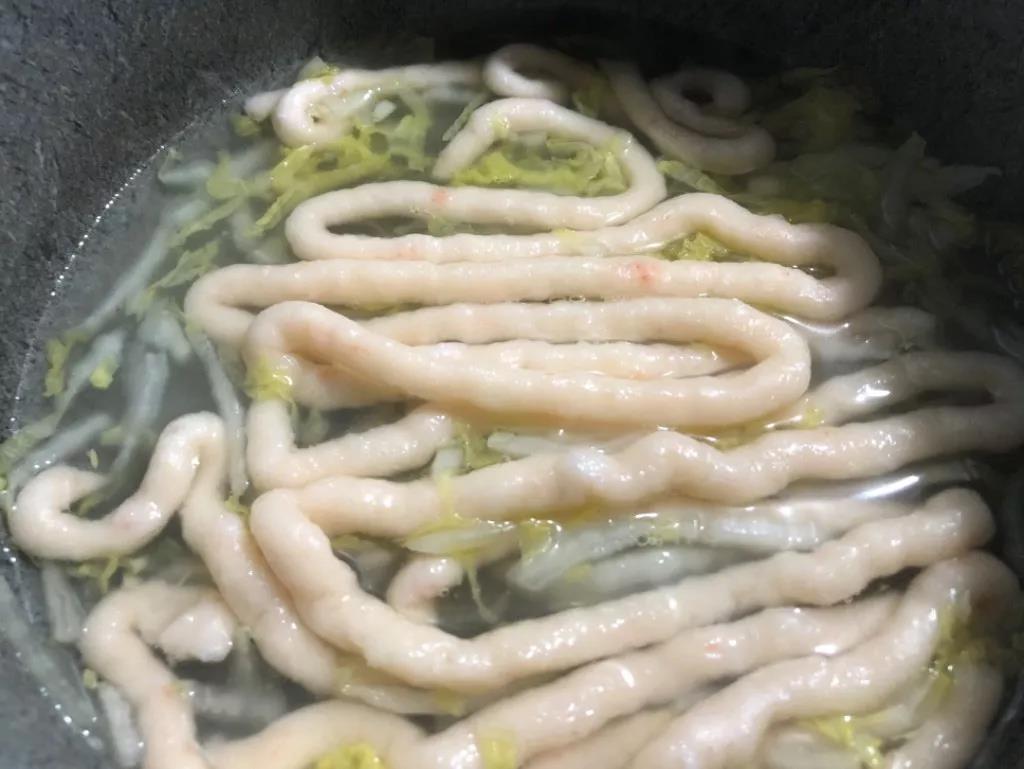 锅内放适量油，放入娃娃菜炒软后加入适量水，烧开后将面条挤进去。