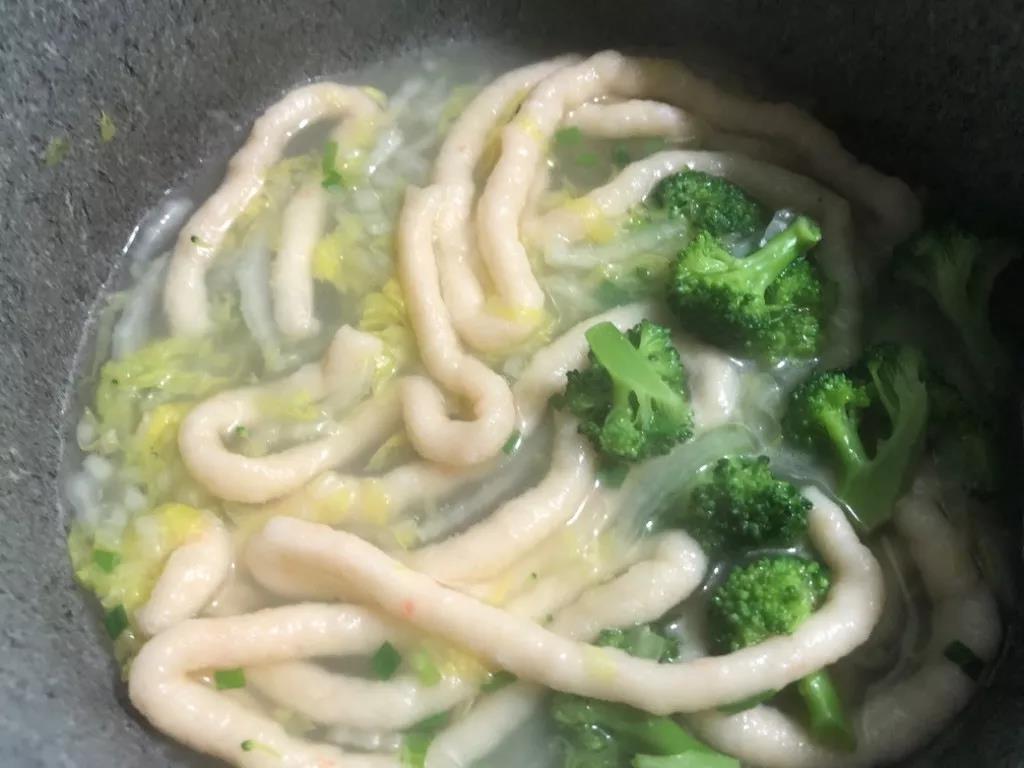 面条煮熟后倒入西兰花和香葱烧开即可出锅了。