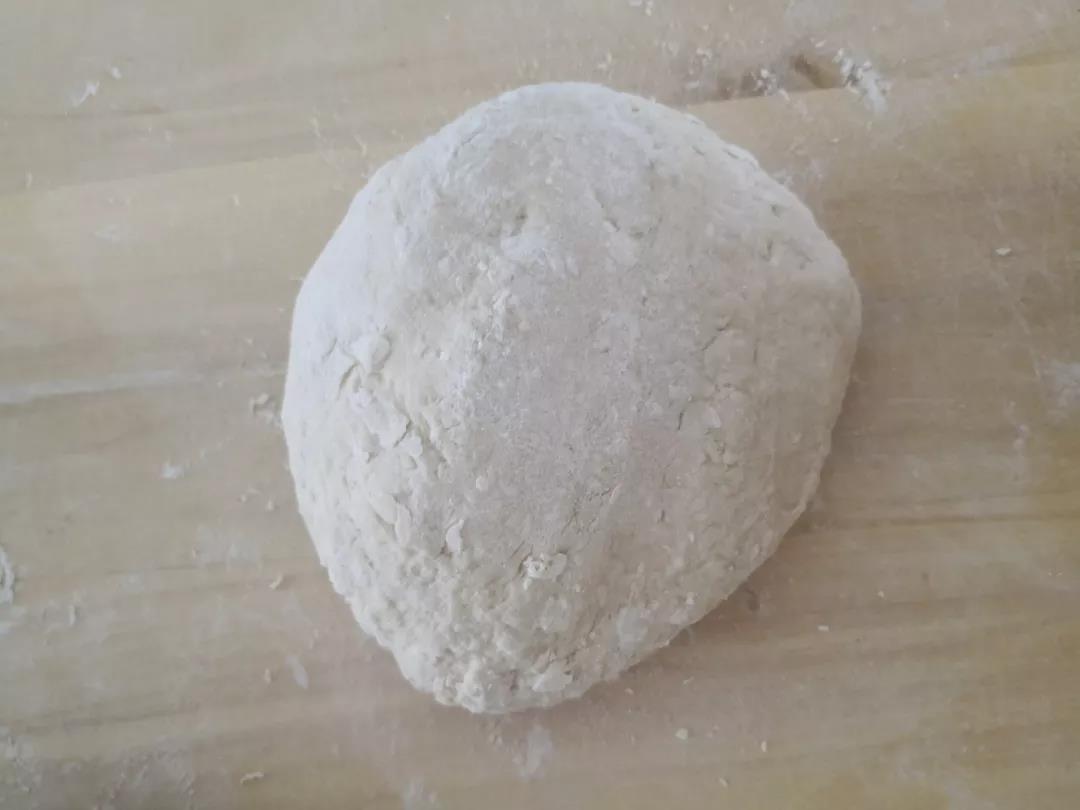 揉成面团，扣上盆静置15分钟。