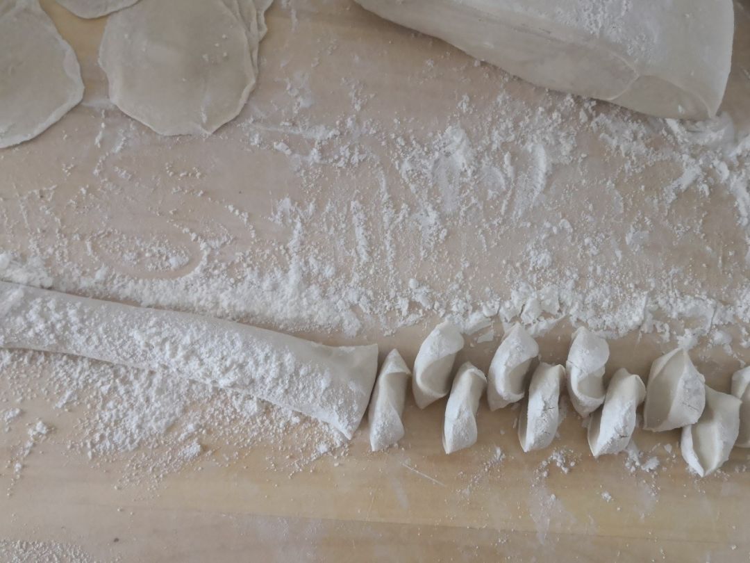 搓成长条，切小剂子。