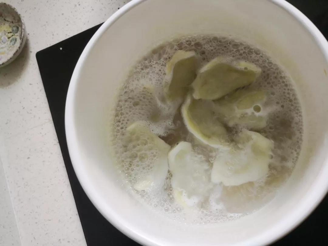 水开后放入饺子煮熟即可。