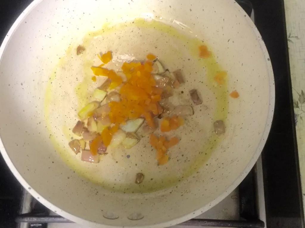 锅里倒入油，放入洋葱和胡萝卜翻炒。