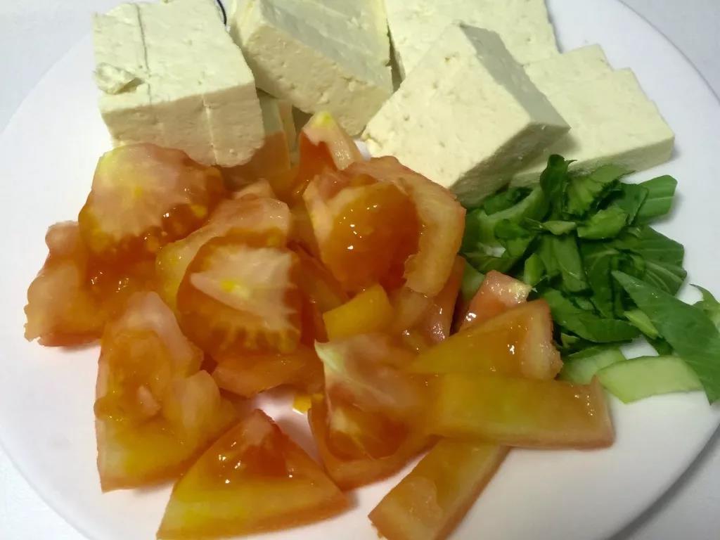 第3步：豆腐切块，油菜切碎，番茄切碎。
