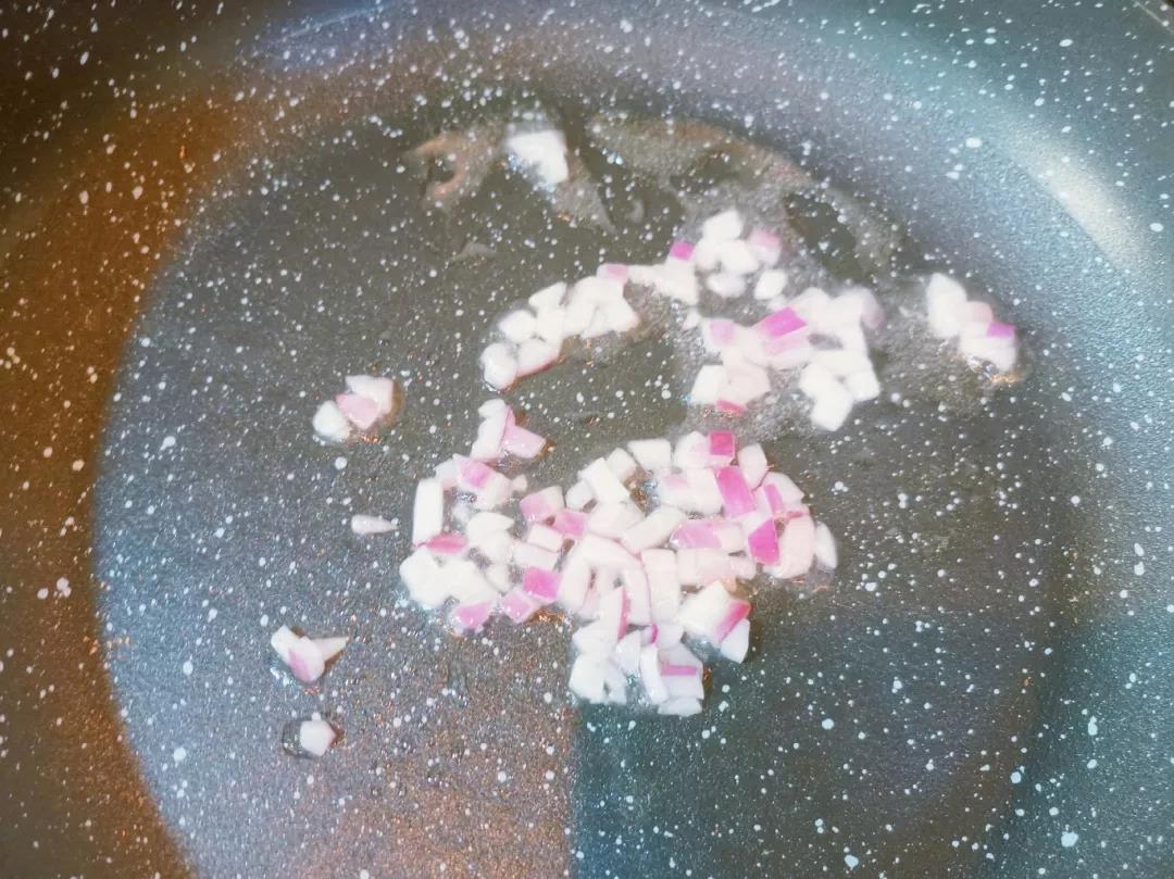 第2步：洋葱切碎，入油锅炒出香味。