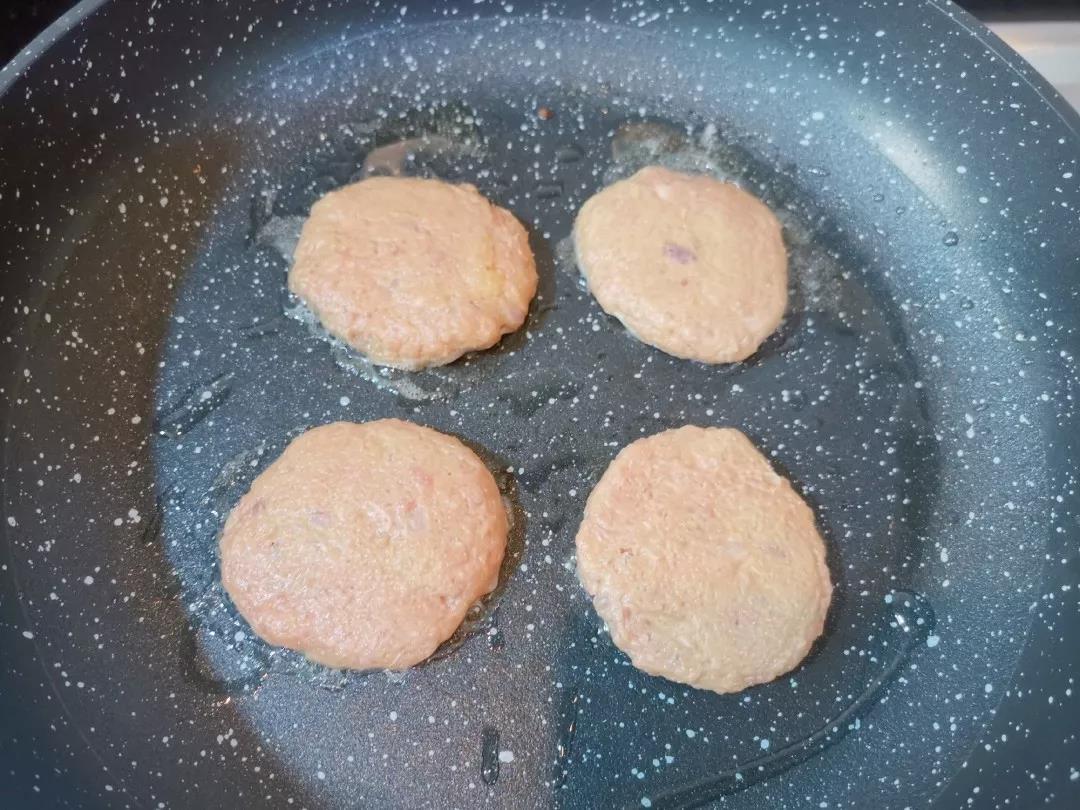 第7步：所有土豆牛肉饼放好后开小火，2分钟左右翻次面，大概煎8分钟至两面金黄就可以了。