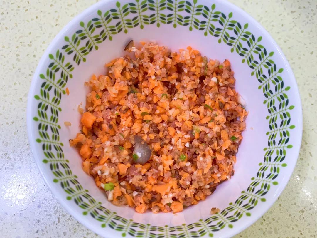 把蔬菜肉末倒进空碗里面，平铺开来。