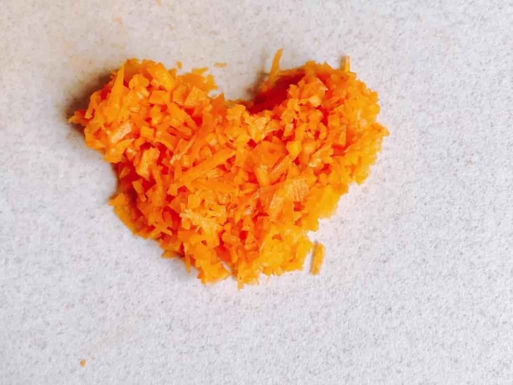 胡萝卜切碎备用。