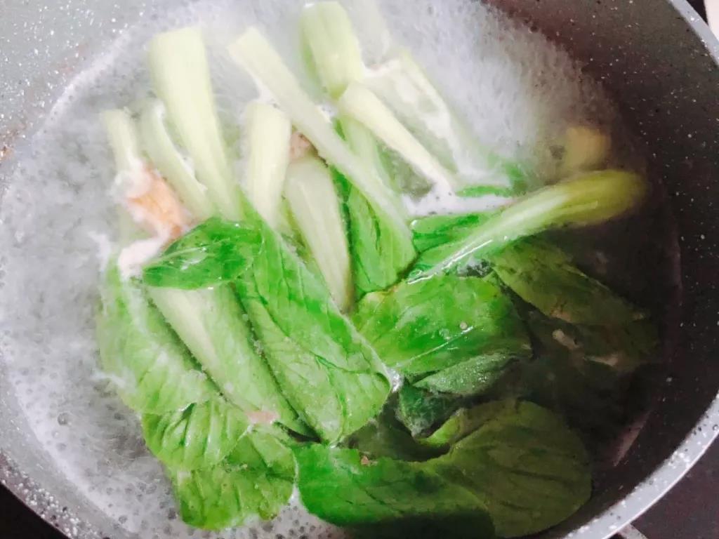 鸡毛菜焯水备用。
