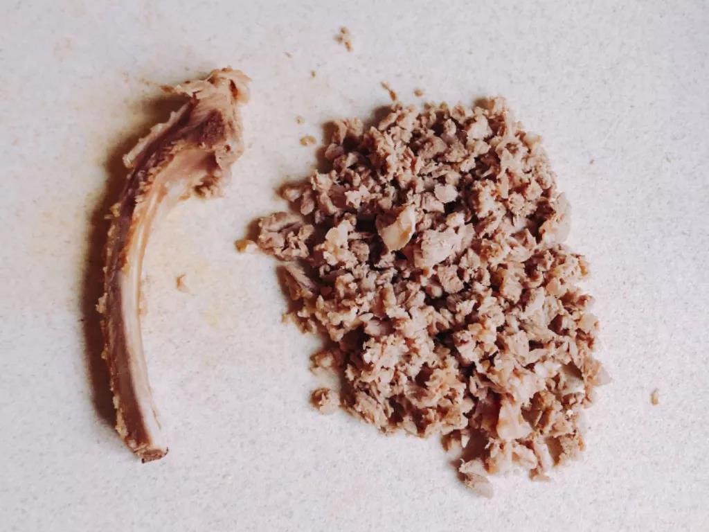 羊排去骨切碎。